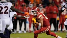 Mahomes throws TD pass, Kelce has big game as Chiefs beat Broncos