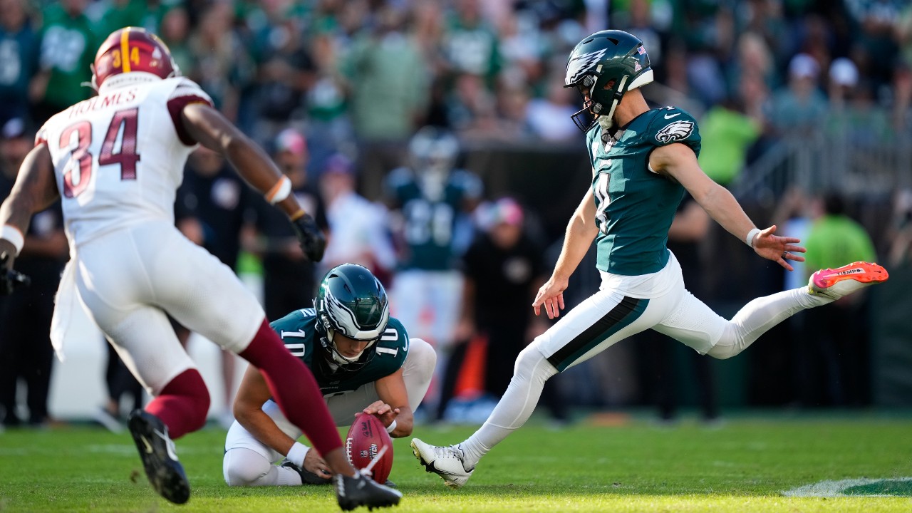 Hurts throws for 319 yards, Elliott's 54-yarder lifts 4-0 Eagles