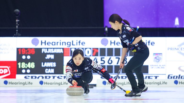 Satsuki Fujisawa (left) prepares to throw a rock as Yurika Yoshida (right) gets ready to sweep during the eighth draw of the HearingLife Tour Challenge on Wednesday, Oct. 18, 2023, in Niagara Falls, Ont. (Anil Mungal/GSOC)