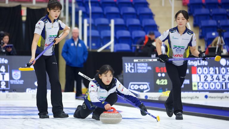 Eun-Ji Gim shoots a stone during the HearingLife Tour Challenge on Friday, Oct. 20, 2023. (Anil Mungal/GSOC)