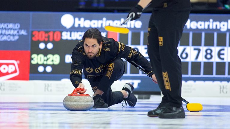 Aaron Sluchinski delivers a rock during the ninth draw of the HearingLife Tour Challenge on Thursday, Oct. 19, 2023, in Niagara Falls, Ont. (Anil Mungal/GSOC)