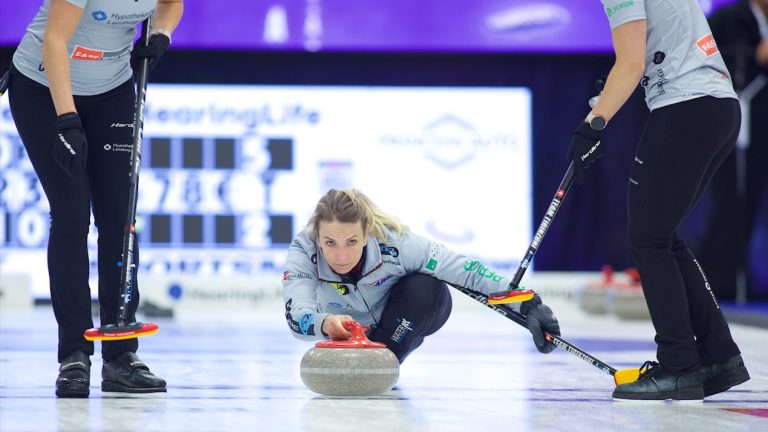 Silvana Tirinzoni shoots a stone during the third draw of the HearingLife Tour Challenge on Tuesday, Oct. 17, 2023, in Niagara Falls, Ont. (Anil Mungal/GSOC)