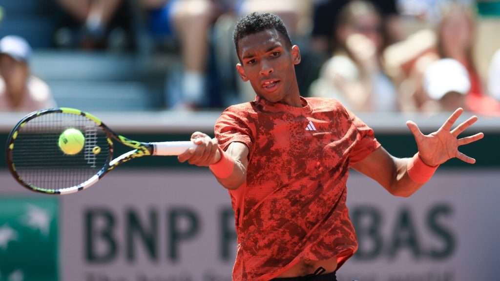 Auger Aliassime considered day to day after pulling out of