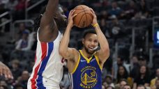 NBA Roundup: Curry scores 34, Warriors dominate offensive glass in win over Pistons