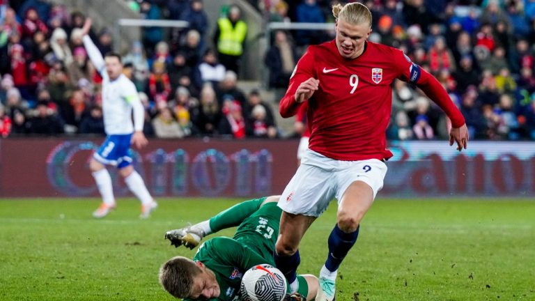 Norway's Erling Haaland, right, and Faroe Islands' goalkeeper Bardur a Reynatrod, left, challenge for the ball the international friendly soccer match between Norway and the Faroe Islands at the Ullevaal stadium in Oslo, Norway, Thursday, Nov. 16, 2023. (Cornelius Poppe /NTB Scanpix via AP)