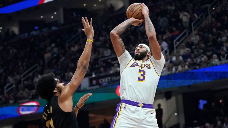 Los Angeles Lakers forward Anthony Davis (3) shoots over Cleveland Cavaliers center Jarrett Allen (31) during the first half of an NBA basketball game Saturday, Nov. 25, 2023, in Cleveland. (Sue Ogrocki/AP)