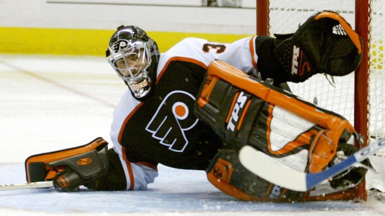 Philadelphia Flyers goalie Roman Cechmanek makes a save against the Ottawa Seantors during the second period of game 2 of the second round of the NHL hockey playoffs in Ottawa on Sunday, April 27, 2003. (Jonathan Hayward/CP) 