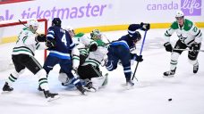 Oettinger makes 27 saves as Stars blank Jets in key division game