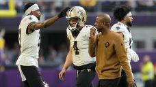 Saints QB Derek Carr suffers shoulder injury, concussion vs. Vikings