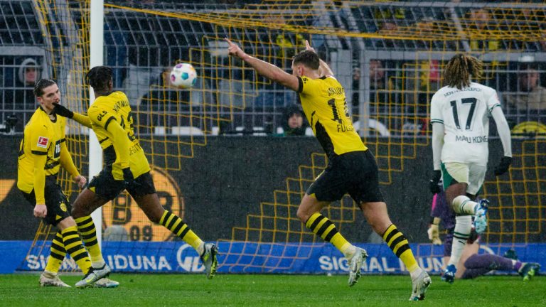 Dortmund's Jamie Bynoe-Gittens, second left, scores his side's third goal during the German Bundesliga soccer match between Borussia Dortmund and Borussia Moenchengladbach in Dortmund, Germany, Saturday, Nov. 25, 2023. (Bernd Thissen/dpa via AP)