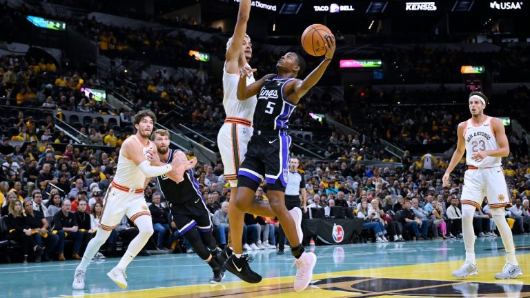 Sacramento Kings' De'Aaron Fox (5) goes to the basket against San Antonio Spurs' Jeremy Sochan during the first half of an NBA basketball game. (Darren Abate/AP)