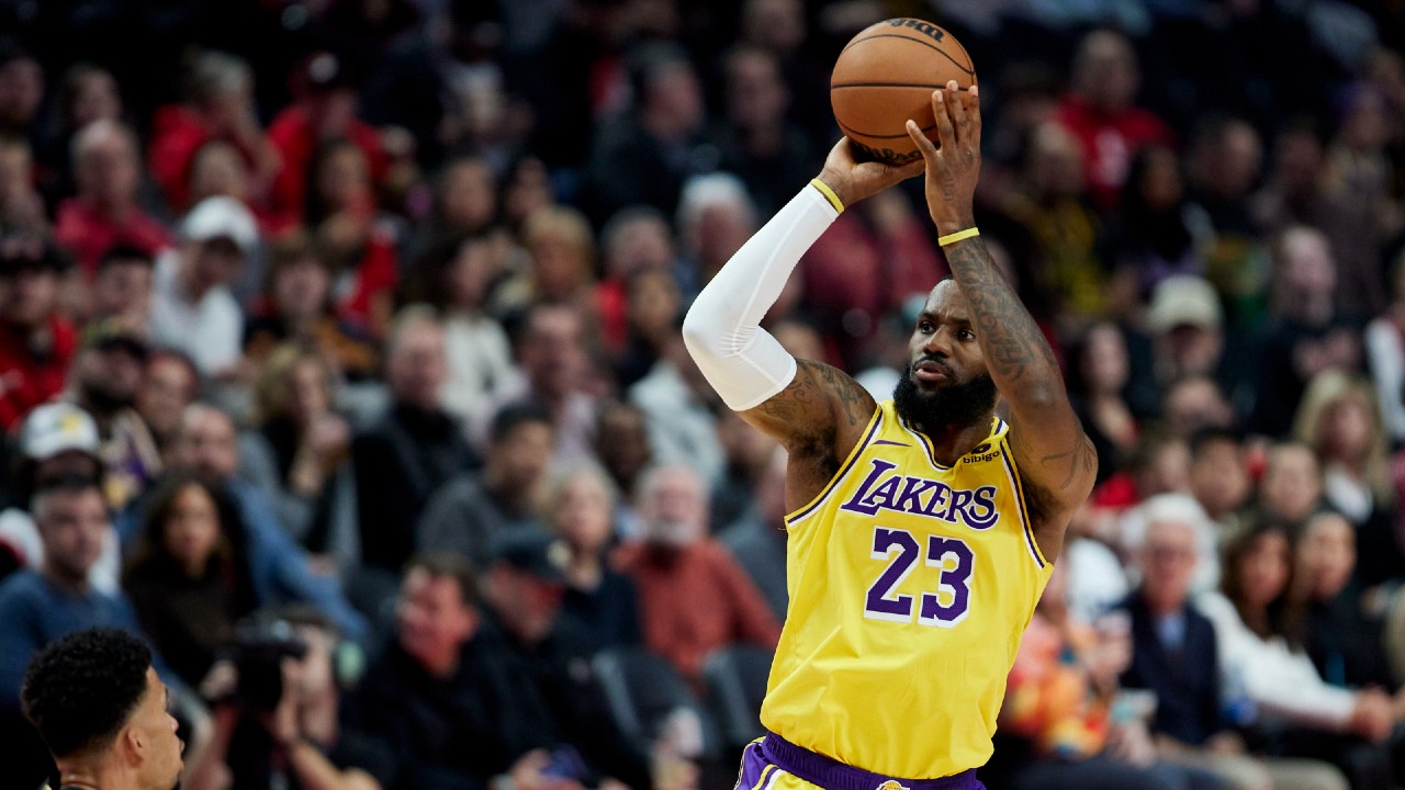 James has 35 as Lakers beat Trail Blazers to improve to 3-0 in tournament