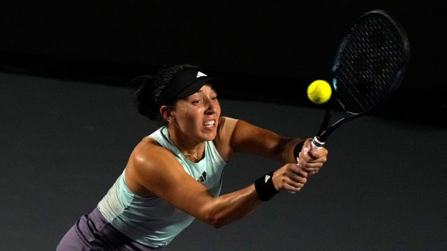 Swiatek bate Sabalenka e defronta Pegula na final das WTA Finals em ténis –  Observador