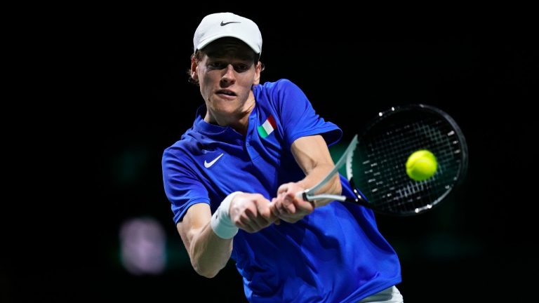 Jannik Sinner of Italy returns the ball to Alex de Minaur of Australia during a Davis Cup final tennis match between Australia and Italy in Malaga, Spain, Sunday, Nov. 26, 2023. (Manu Fernandez/AP)