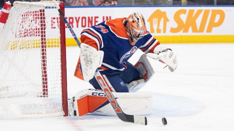 Edmonton Oilers goaltender Stuart Skinner corrals a rebound. (Jason Franson/CP)