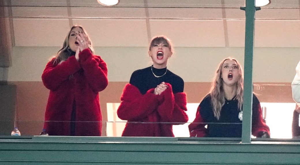 Taylor Swift on hand at Lambeau Field to watch Kelce, Chiefs lose to ...