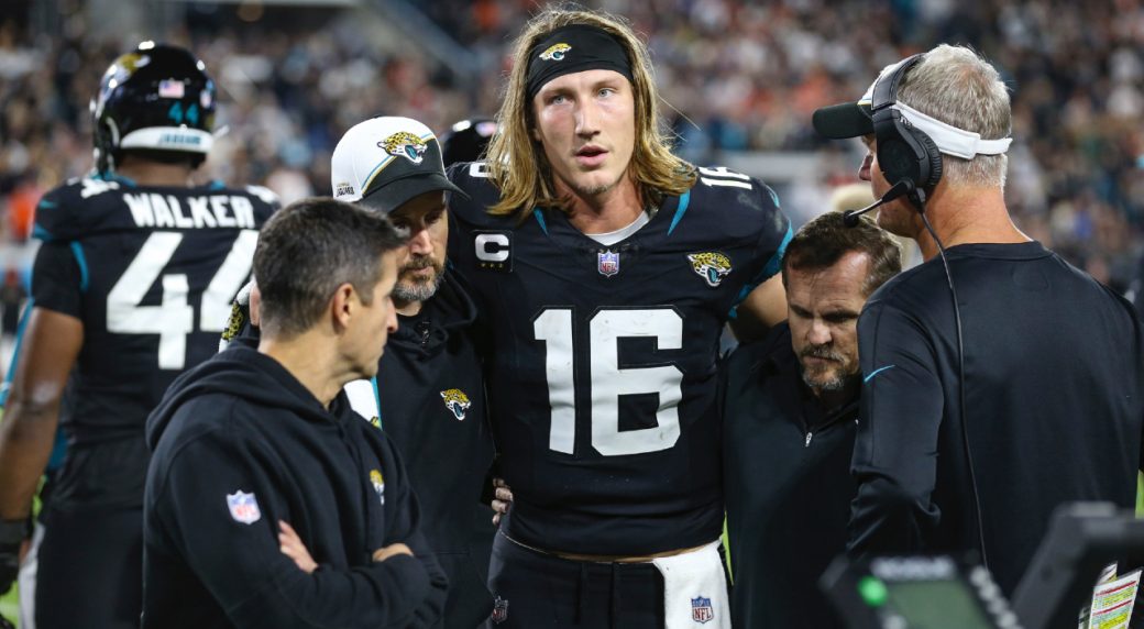 Jaguars' Trevor Lawrence warms up, starts vs. Browns with ankle injury