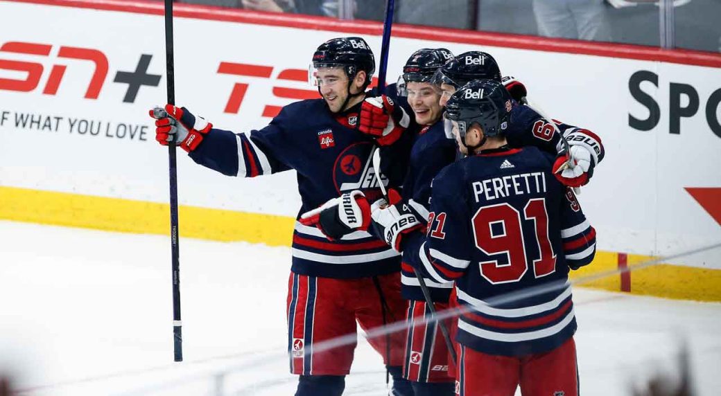 Niederreiter paces Jets to win over Bruins, first place in Central Division