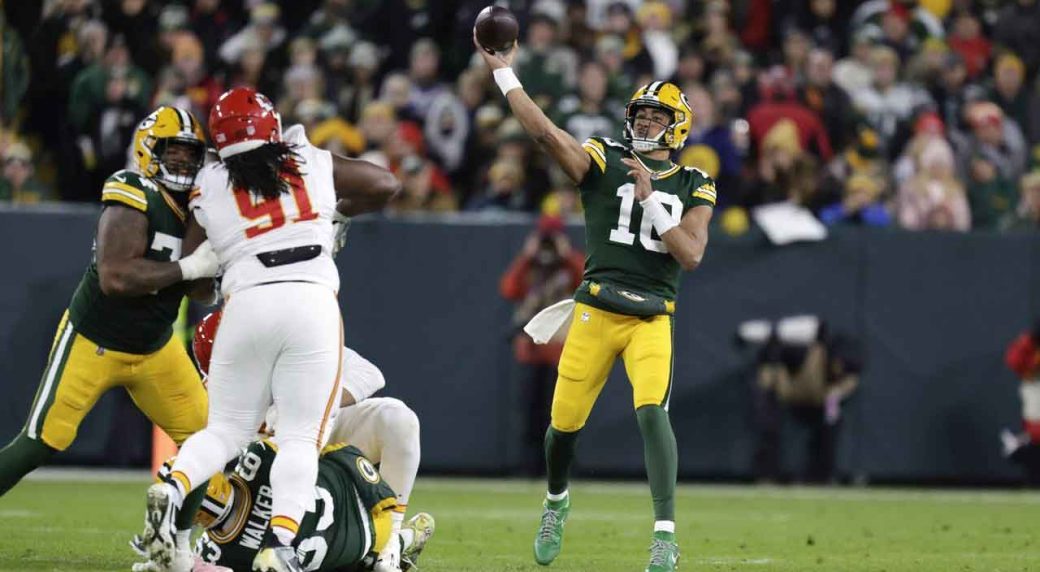 Love lança três passes para touchdown e leva Packers a ultrapassar