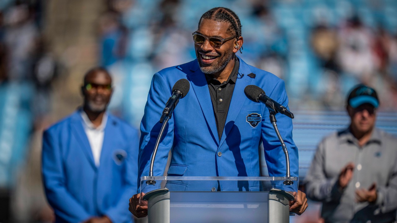 Julius Peppers and Antonio Gates Among 15 Finalists for Pro Football