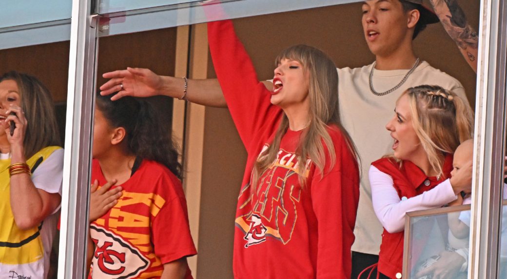 Taylor Swift on hand at Lambeau Field to watch Travis Kelce