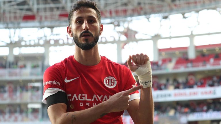 Antalyaspor's Sagiv Jehezkel points a message in his bandage that reads: "100 days. 7.10" as he celebrates after scoring his side's first goal during a Turkish Super Lig soccer match between Antalyaspor and Trabzonspor in Antalya, southern Turkey, Sunday, Jan. 14, 2024. (AP)