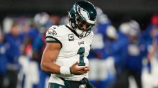 Report: Eagles QB Hurts avoids fracture in finger, taking injury &#8216;day-by-day&#8217;