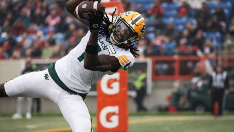 Edmonton Elks wide receiver Steven Dunbar Jr. makes a touchdown catch during first half of CFL football action against the Calgary Stampeders in Calgary, Alta., Monday, Sept. 4, 2023. (Jeff McIntosh/CP Photo)
