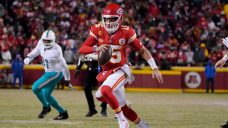 Mahomes, Chiefs cruise past Dolphins in wild-card round at frigid Arrowhead