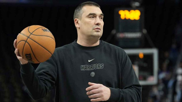 Golden State Warriors assistant coach Dejan Milojevic passes the ball before an NBA basketball game against the New Orleans Pelicans. (Darren Yamashita/AP)