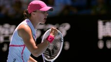 Swiatek beats former champion Kenin, advances to second round of Australian Open