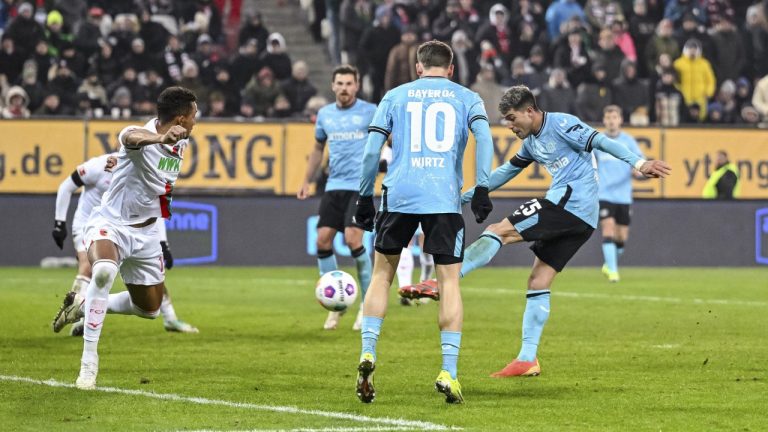 Leverkusen's Exequiel Palacios, right, shoots to score his team's first goal, during the German Bundesliga soccer match between FC Augsburg and Bayer Leverkusen, at WWK Arena, in Augsburg, Germany, Saturday, Jan. 13, 2024. (Harry Langer/dpa via AP)