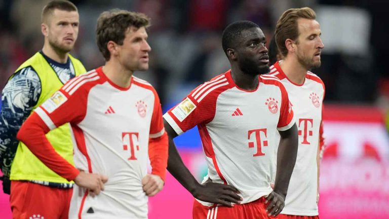 Bayern players look dejected after full time of the German Bundesliga soccer match between Bayern Munich and Werder Bremen at the Allianz Arena stadium. (Matthias Schrader/AP)