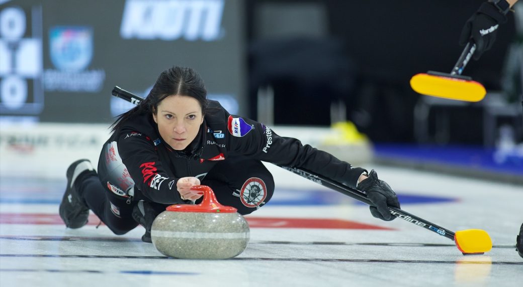 Einarson upends Jones to carry undefeated record into Canadian Open playoffs