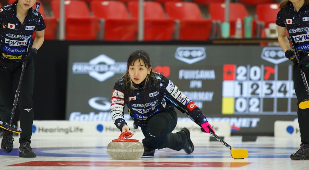 Einarson opens defence of Canadian curling title with win