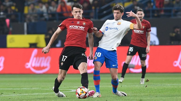 Osasuna's Ante Budimir, left, fights for the ball with Barcelona's Sergi Roberto during the Spanish Super Cup semi final soccer match. Thursday, Jan. 11, 2024. (AP)