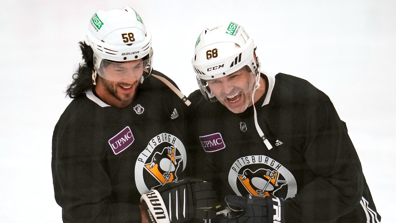 Pittsburgh Penguins' Kris Letang, left, shares a laugh, wearing a mullet wig, with former Penguin Jaromir Jagr during a team workout in Cranberry, Pa., Saturday, Feb. 17, 2024. (AP)