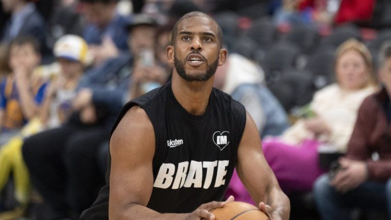 Chris Paul returned for the Golden State Warriors on Tuesday night against the Washington Wizards after missing 21 games with a broken left hand that required surgery. (AP/Manuel Balce Ceneta)