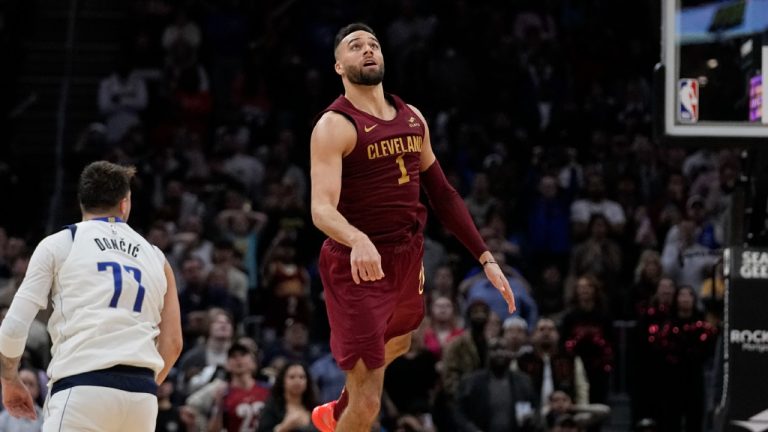 Cleveland Cavaliers guard Max Strus (1) watches his game-winning basket, next to Dallas Mavericks guard Luka Doncic (77) at the buzzer in an NBA basketball game Tuesday, Feb. 27, 2024, in Cleveland. (Sue Ogrocki/AP)