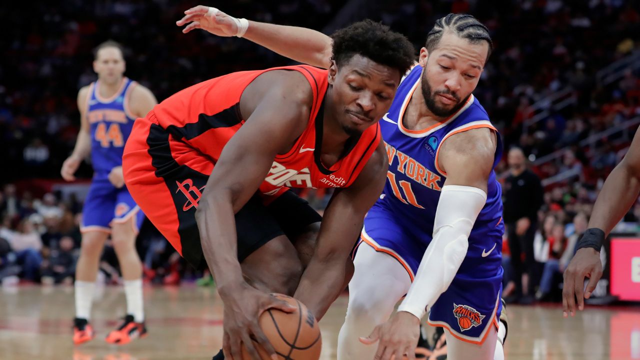 Controversial last-second foul call helps Rockets to win over Knicks