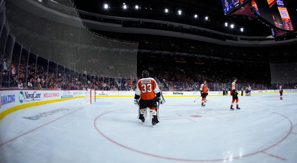 Lights go out during Flyers, Lightning game in Philadelphia