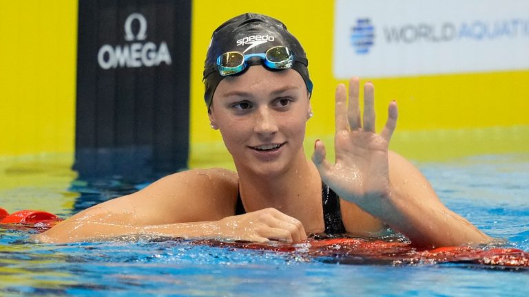 Summer McIntosh posted the world's fastest 200-metre freestyle time of the year Wednesday at the Canadian Swimming Open. (Lee Jin-man/AP)