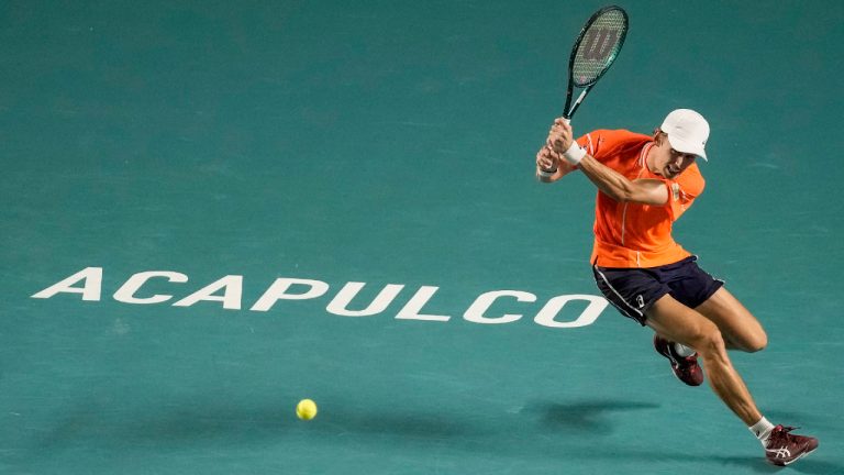 Alex de Minaur of Australia plays a backhand return to Casper Ruud of Norway during their final match of the Mexican Open tennis tournament in Acapulco, Mexico, Saturday, March 2, 2024. (Eduardo Verdugo/AP)