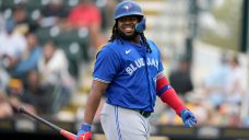 Blue Jays&#8217; Vladimir Guerrero Jr. out after jamming finger vs. Pirates