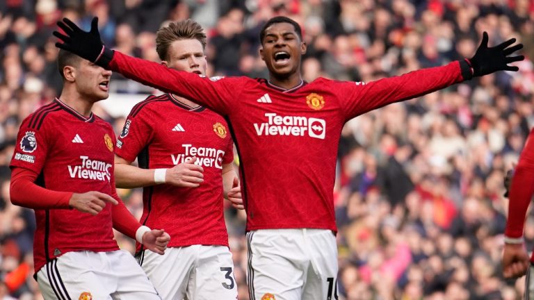 Manchester United's Marcus Rashford, right, celebrates after scoring his side's second goal with a penalty kick during an English Premier League soccer match between Manchester United and Everton at the Old Trafford stadium in Manchester, England, Saturday, March 9, 2024. (AP)