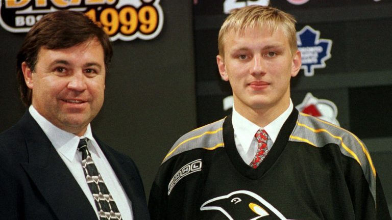 First-round draft choice of the Pittsburgh Penguins' Konstantin Koltsov poses with Greg Malone, left, during the NHL Draft in Boston Saturday, June 26, 1999. (AP)