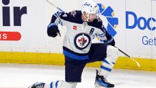 Jets use third-period surge to beat Sabres, tie for Central Division lead