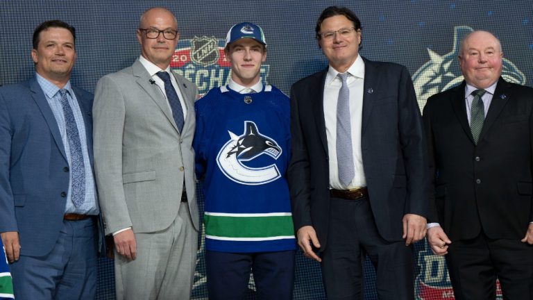 Vancouver Canucks 15th pick Jonathan Lekkerimaki poses with team officials during the first round of the 2022 NHL Draft Thursday, July 7, 2022 in Montreal. (Ryan Remiorz/CP)