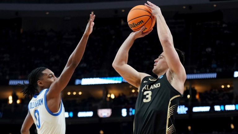 Oakland's Jack Gohlke (3) shoots a 3-pointer over Kentucky's Rob Dillingham (0) during the first half of a college basketball game in the first round of the men's NCAA Tournament on Thursday, March 21, 2024, in Pittsburgh. (AP Photo/Matt Freed)