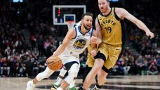 Curry leads Warriors past Raptors, receives warm welcome in Toronto return